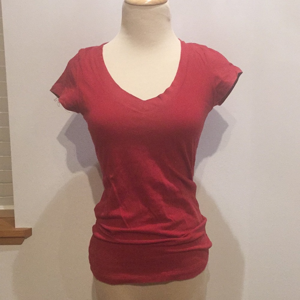 v-neck short sleeve shirt red